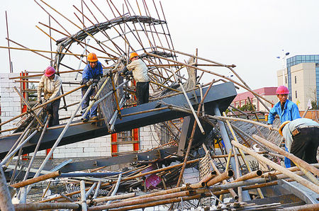 2000多平米在建厂房 咋说倒就倒