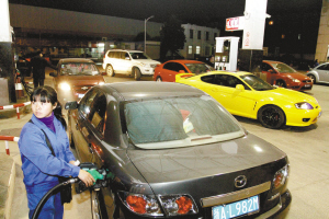 油价今日上调市民连夜排队加油