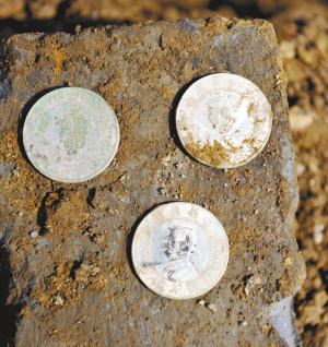 戴村永富村一土堆里发现银元