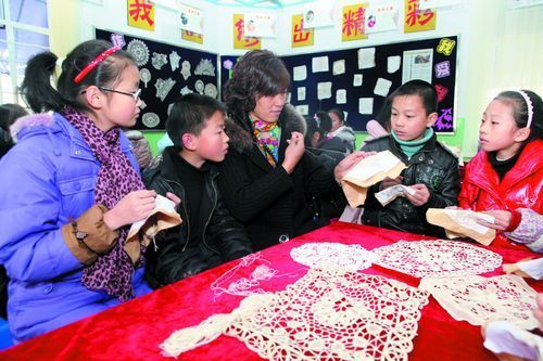 传承花边技艺 小学生拿起绣花针