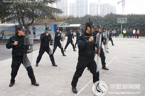 治安防控機動隊警棍盾牌操表演.