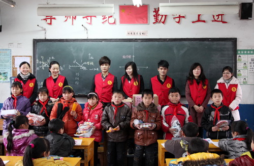 区志愿者协会慰问民工子弟小学