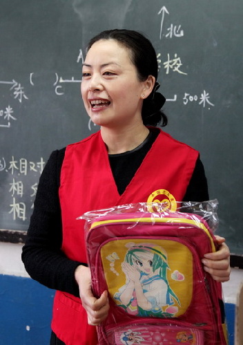 区志愿者协会慰问民工子弟小学