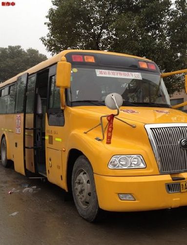 民工子弟学校用上“大鼻子”美式校车