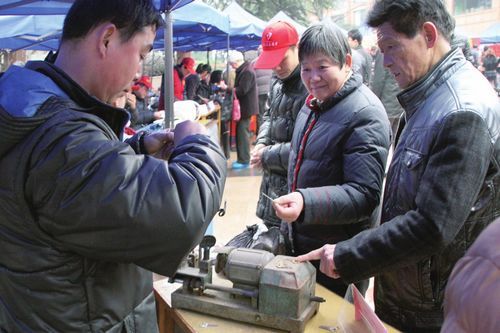 学习雷锋好榜样 志愿者们在行动