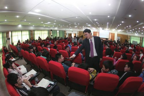 “法律百事通”进校园 帮孩子“扫”盲区