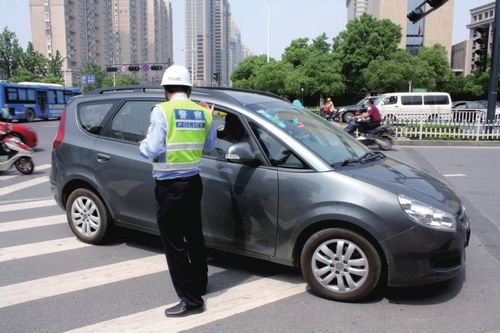 市民与交警上街 劝导文明交通